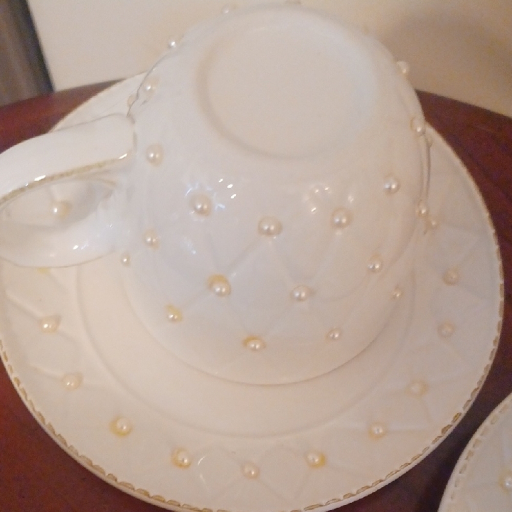 KF Porcelean Elegant White Teacup and Saucer Set Of 4 Servings. - Picture 6 of 6